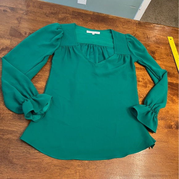 Trina Turk green blouse size XS Has been taken in on sides check measurements - Picture 2 of 9